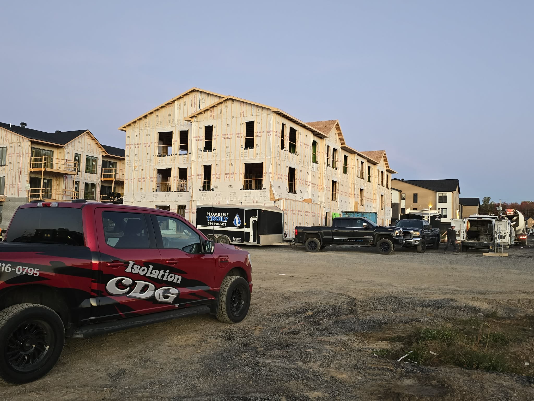 Bâtiment commercial multi-logements en construction