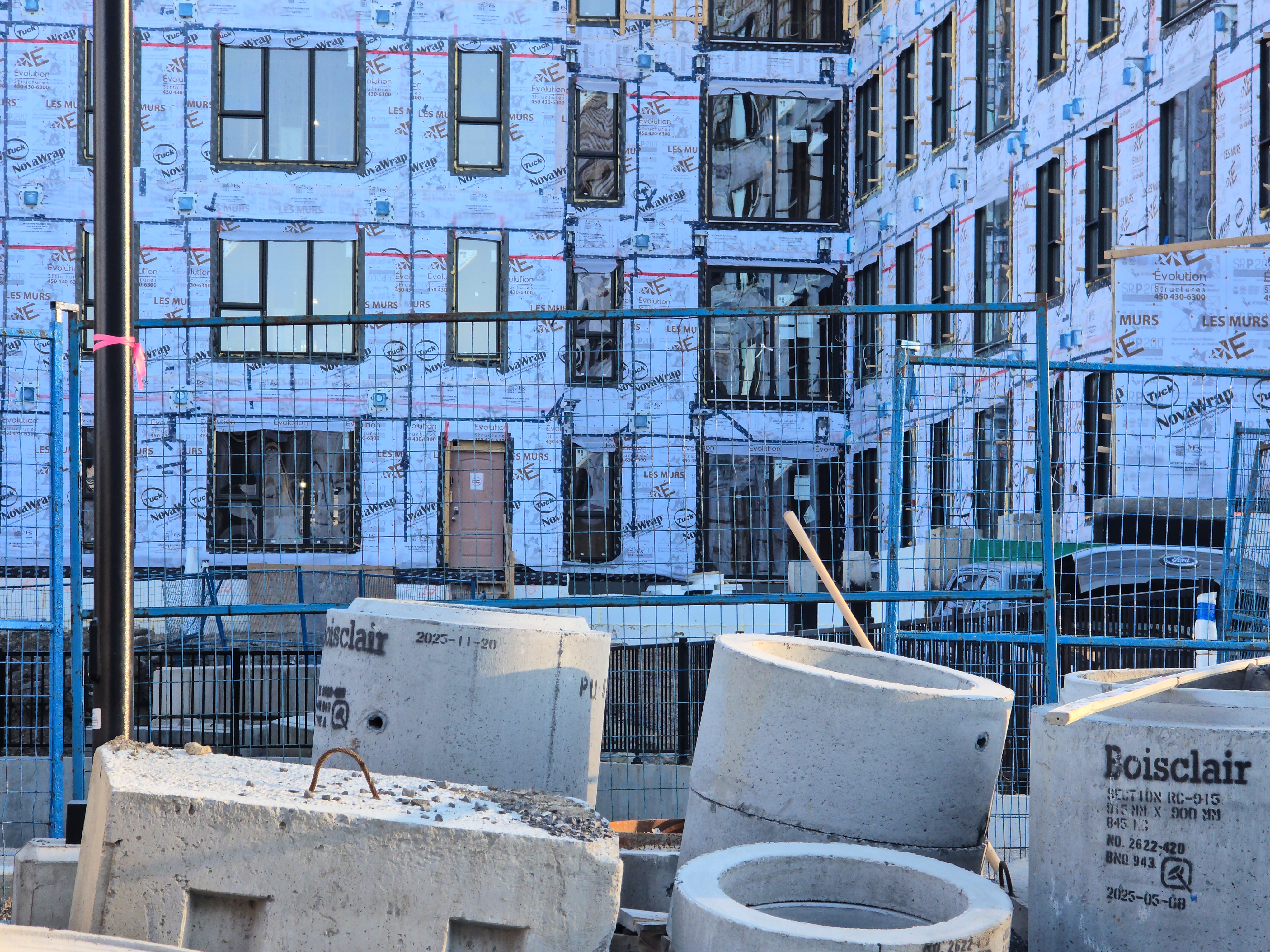 Grand bâtiment commercial enveloppé d'un pare-air NovaWrap en construction