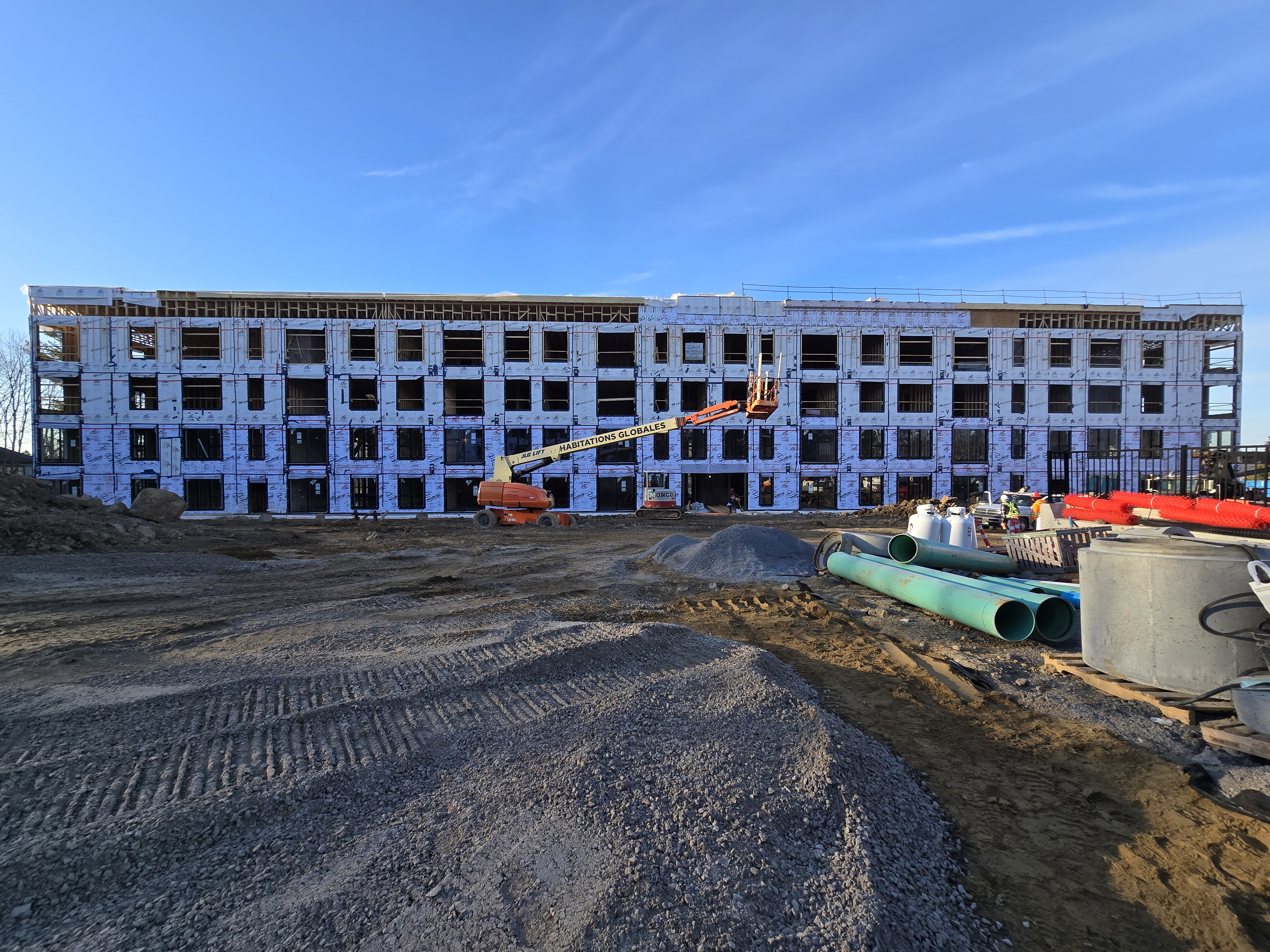 Immeuble résidentiel multi-logements de quatre étages en construction avec pare-air