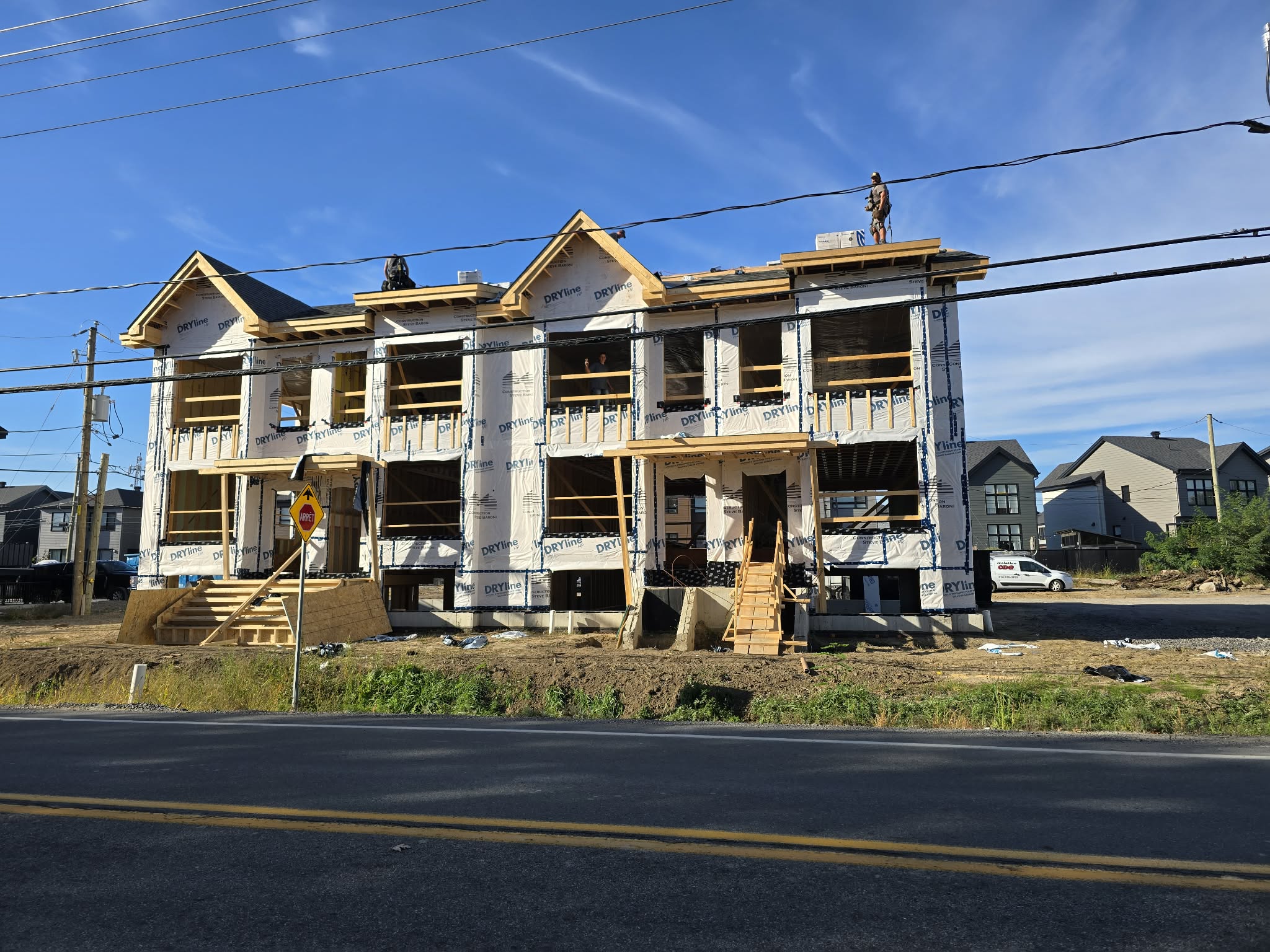 Maison résidentielle en construction avec matériaux d'isolation
